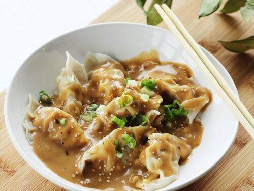 Raviolis Chinois au Porc et Sauce aux Arachides (4 mcx) / Chinese Dumplings with Pork and Peanut Sauce (4 pcs)