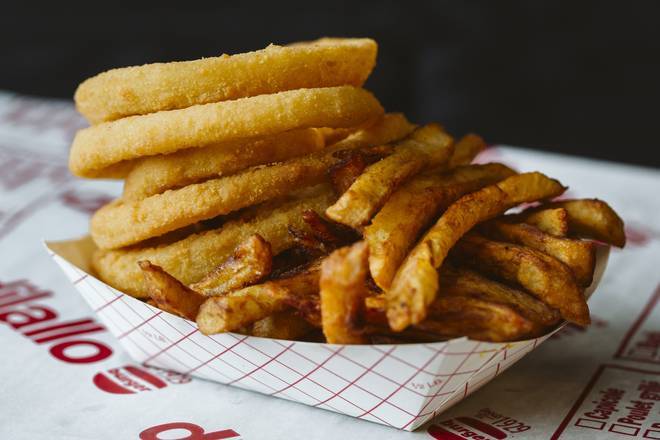 Moitié rondelles d'oignons et moitié frites / Half Onion Rings and Half Fries
