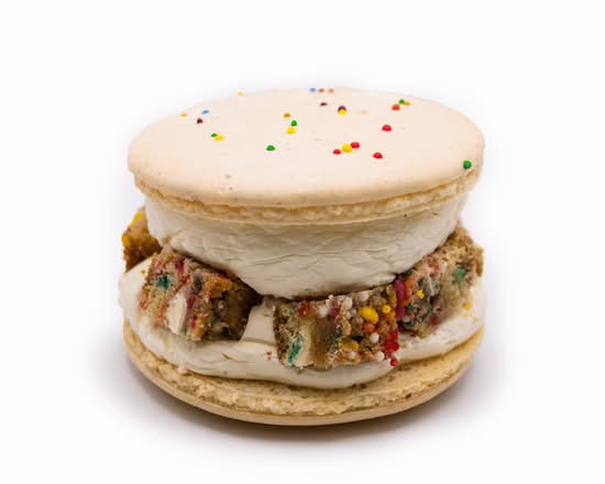 Jumbo Macaron - Birthday Cake