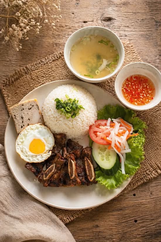 83. Cơm Tấm Bò Nướng, Trứng Ốp La, Chả Trứng