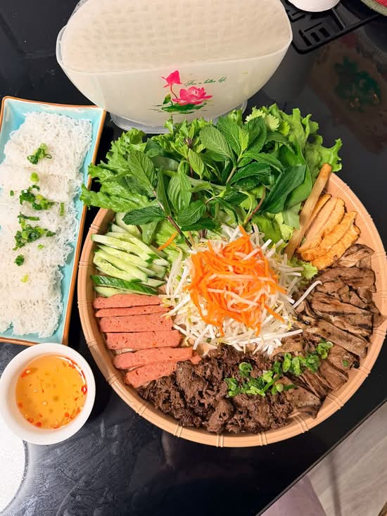 101. Món Cuốn Đặc Biệt (Bò Nướng, Thịt Nướng, Nem Nướng, Chạo Tôm, Bánh Hỏi)