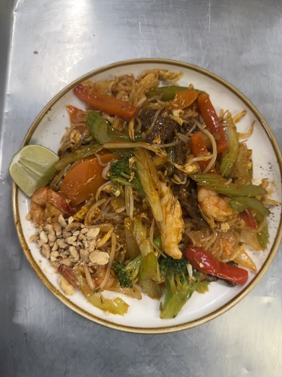 93. Pad Thai Shrimp, Chicken and Beef / Pad Thai Tôm, Bò, Gà