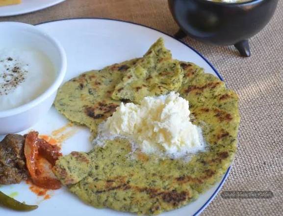 (2pc) methi makki roti with dahi and achar