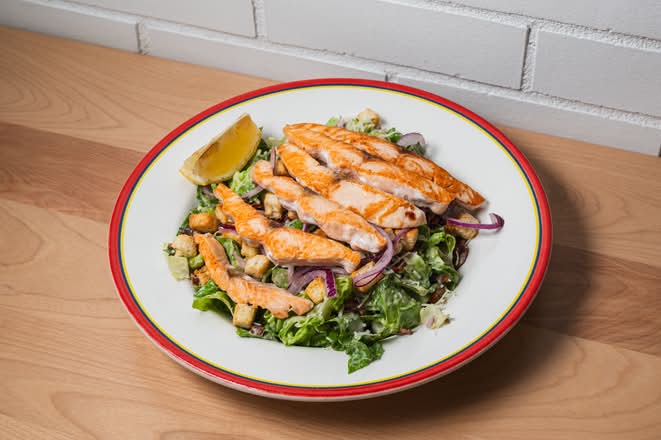 Salade César au Saumon grillé / Caesar Salad with Grill Salmon