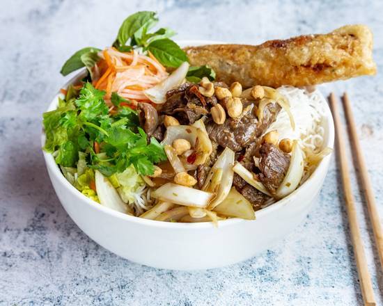 Bun Bo Xao sa avec Nem(Vermicelles De Riz au Boeuf Sauté)