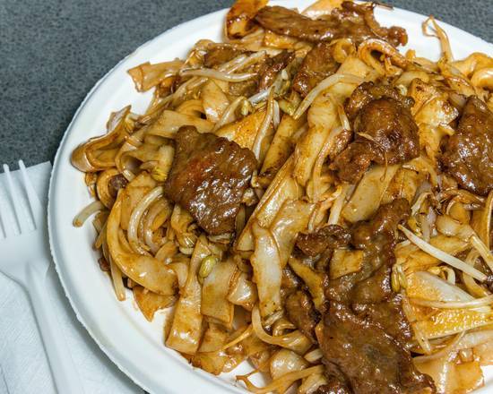 Fried Rice Noodle with Beef in Soy Sauce