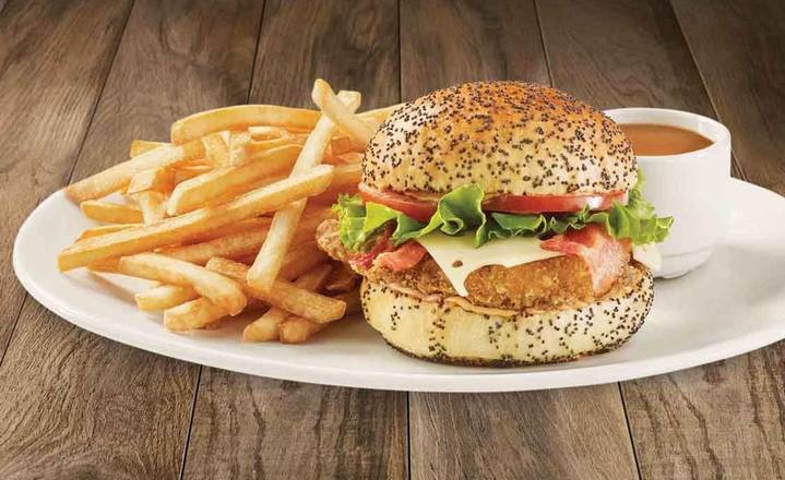 Club burger à la poitrine de poulet croustillante / Club Burger with Crispy Chicken Breast