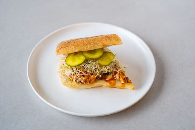 HALF HARISSA CHICKEN SANDWICH (NF)