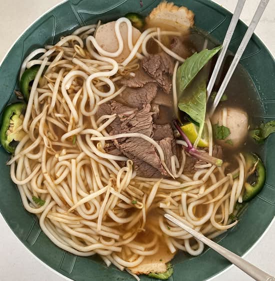 Thick vermicelli noodle soup with brisket, pork ham and chicken balls