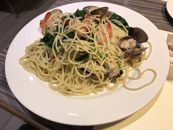 Fresh Prawns and Clams in Stir Fried Spaghetti with Herb and Spinach (鮮蜆大蝦炒意粉)