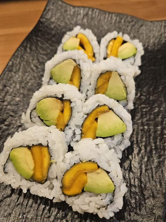 Avocado mango roll