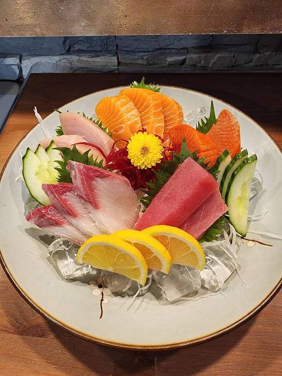 Assorted Sashimi (12 pcs)