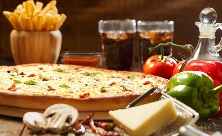 Pizza Petite 10" avec Frites sauce et 2 breuvages