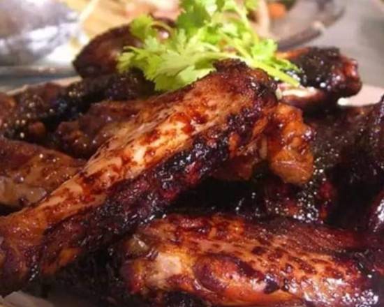 Plat de 5 ailes e poulet BBQ