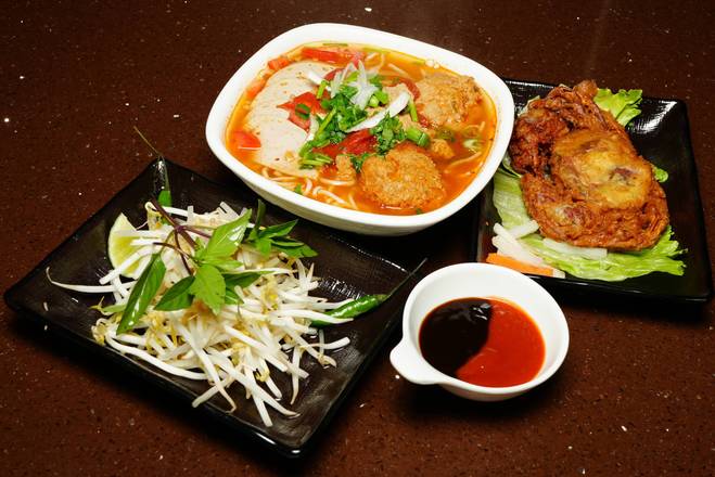 233 - Bún Riêu With Fried Soft Shell Crab [Crab Pork Meat Ball in Tomato Soup] 軟殼蟹 & 蟹肉猪肉丸番茄汤粉