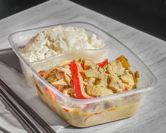 Gaeng Kiew Wan-Gai (A.K.A Thai Green Curry Chicken) [REFRIGERATED, COLD]