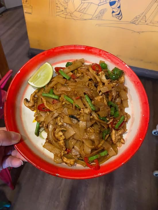 pad kee mao vegan (ผัดขี้เมาเจ)