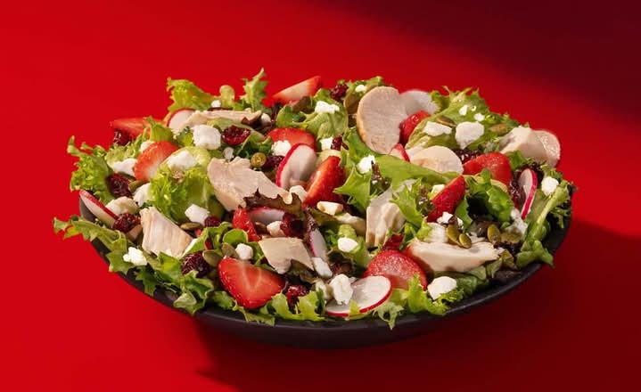 Salade de fraises et feta au poulet rôti - Temps limité / Strawberry and Feta Salad with Roasted Chicken - Limited time