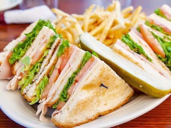 Club Sandwich avec frites/with fries