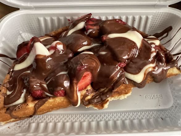 Demi gaufre aux fraises, crème anglaise, et nutella (Half Waffle with Strawberries, English Cream, and Nutella)