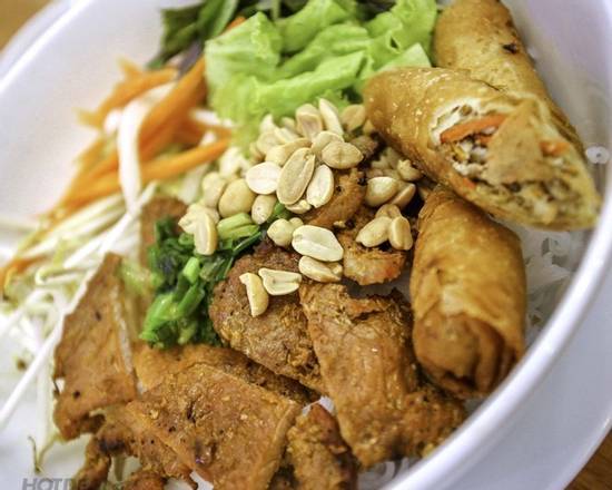 Rouleaux impériaux servis avec vermicelles et salade verte Imperial rolls served with vermicelli and green salad