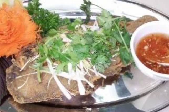 Poisson frit  entier ( Turbo) avec sauce poisson au gingembre . Frit fish turbo with ginger fish sauce. Cá chiên Turbo Ăn với nước mắm gừng )