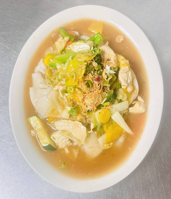 N5. Rad Na (Thai Rice Noodles)