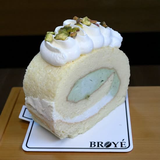 Roll cake - Yuzu Pischachio