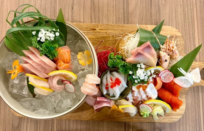 Deluxe Assorted Sashimi (27 pcs)