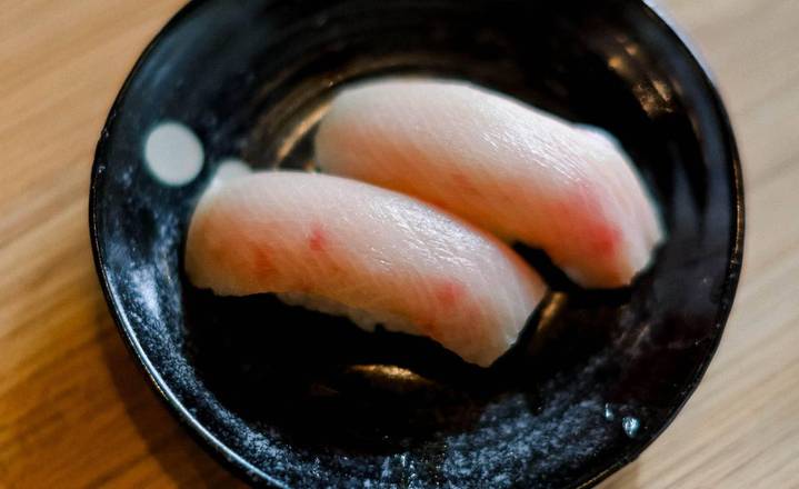 Hamachi Sushi (Yellow Tail) (2 Pcs)