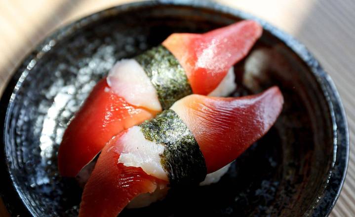 Hokkigai Sushi (Surf Clams) (2 Pcs)