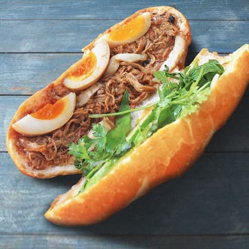 Carmelized Pork Belly & Egg Banh Mi Sandwich / Sandwich Banh Mi au porc caramélisé et aux œufs