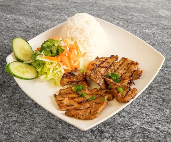 45. Grilled Lemongrass Pork Chop w.Rice (Cơm Sườn Nướng)