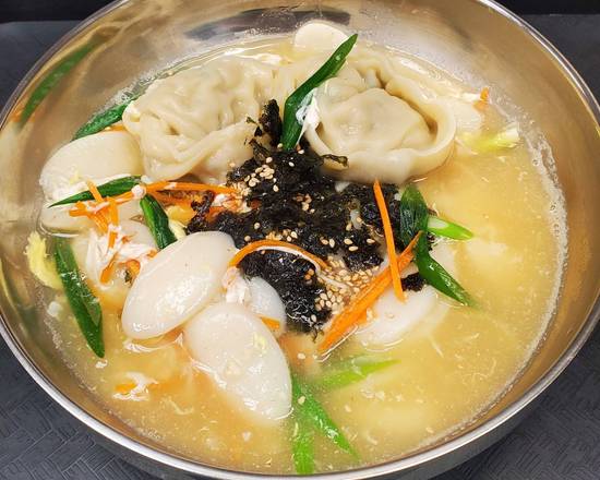 Rice Cake Dumpling Soup (떡만둣국)
