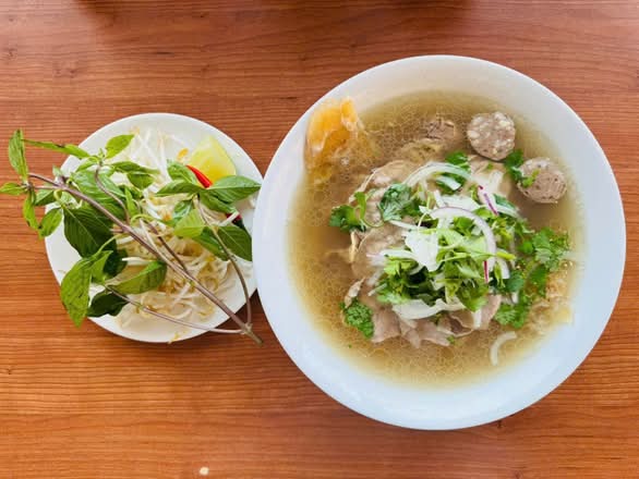 114. Phở tái, bò viên/  Rare Beef & Beef Balls Pho- Size L