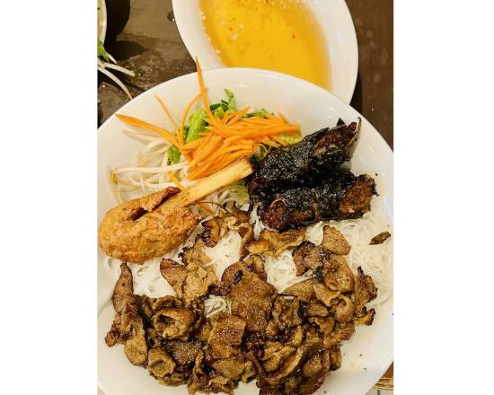 137. Bún thịt nướng, chả giò, lá lốt/ Grilled Pork, Spring Roll & Betel Leaf Pork Nugget Vermicelli Bowl