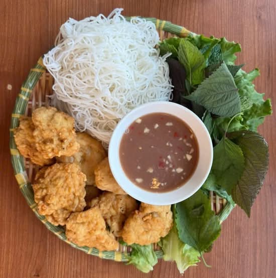 S4. Bún chả mực mắm tôm (nước hoặc khô)/ Fried Squid Patties Vermicelli with Shrimp Sauce (Soup or Dry Style)