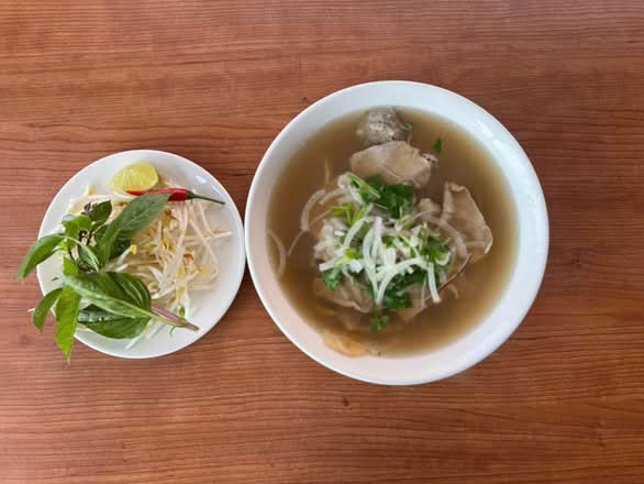 110. Phở tái/ Rare Beef Pho- Size L