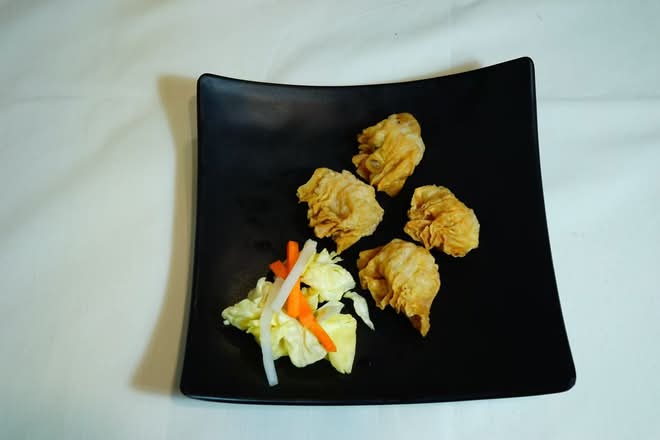 104-Wontons frits aux crevettes (4 mcx)/Deep Fried Shrimp Wonton (4 pcs)