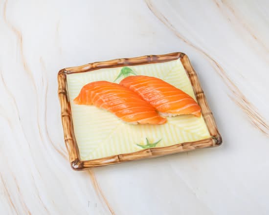 Salmon Sushi (2 pcs)