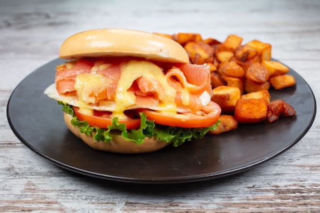 SMOKED SALMON BAGEL