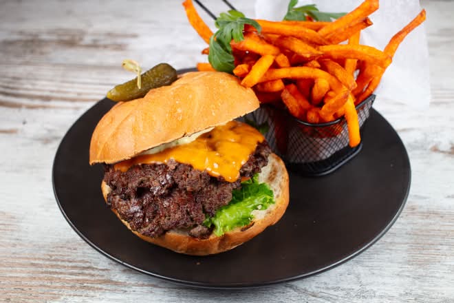 THE CLASSIC CHEESE BURGER
