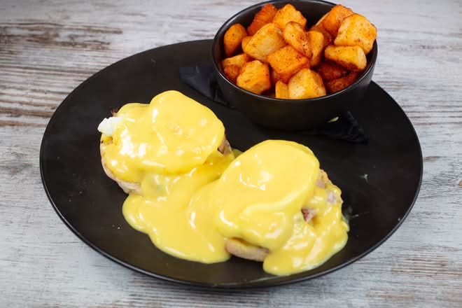 SMOKED SALMON BENEDICT