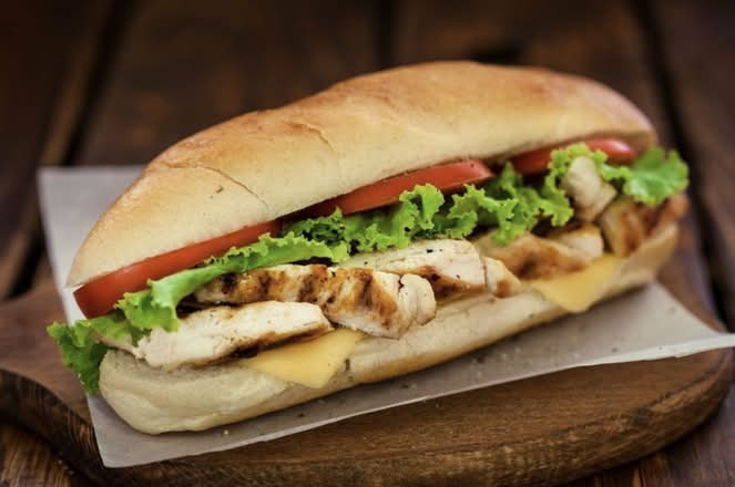 Sandwich au Poulet et Tomates Séchées (halal)