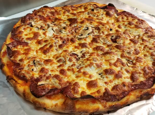 Pizza au pepperoni et fromage / Pepperoni and Cheese Pizza