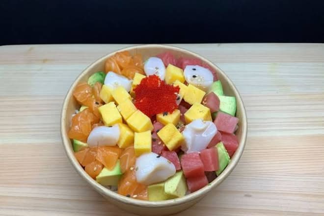 Chirashi Saumon, thon, pétoncle, avocat, tamago, tobiko / Salmon, Tuna, Scallop, Avocado, Tamago, Tobiko