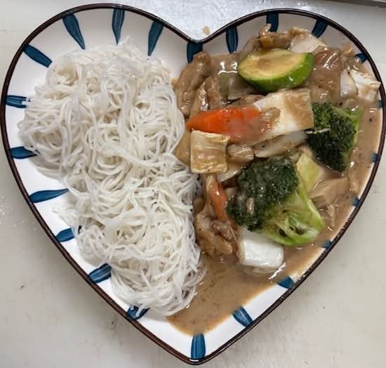 Poulet sauté à la sauce aux arachides / Sautéed chicken in peanut sauce/Gà xào sốt đậu phộng