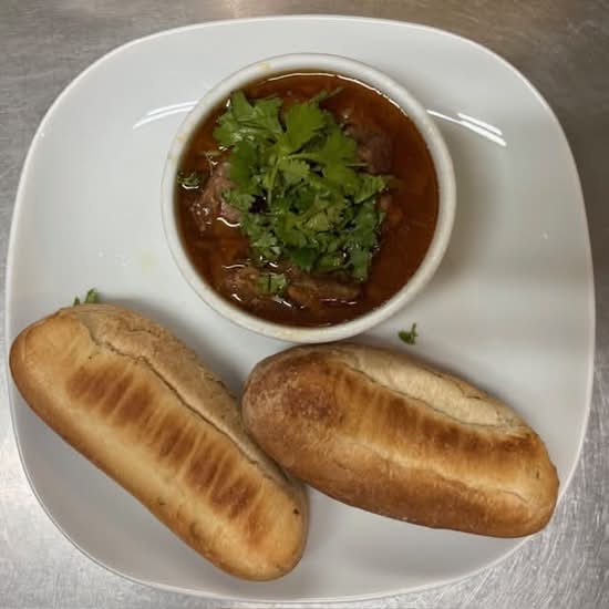 BÁNH MÌ SỐT VANG - Bœuf braisé au vin rouge  au pain