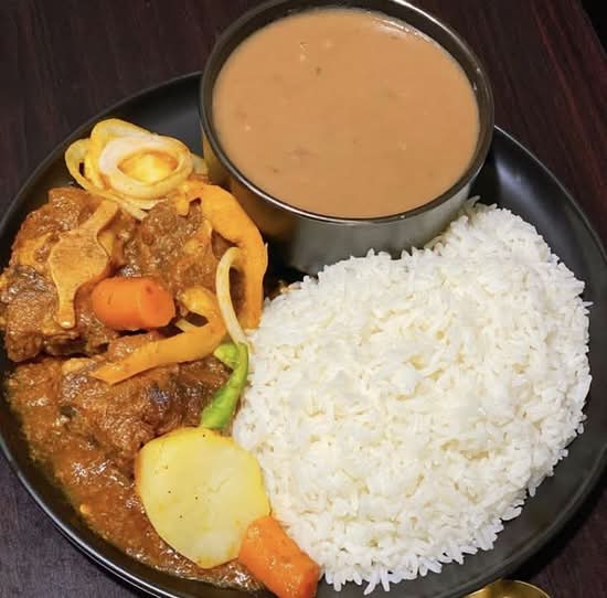 Riz blanc, sauce pois et légume
