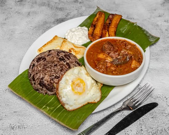 Gallo Pinto Con Carne en Salsa / Gallo Pinto with Beef in Sauce